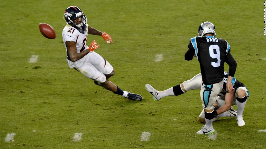 Panthers kicker Graham Gano misses a 44-yard field goal in the third quarter. The ball bounced off the right goalpost.