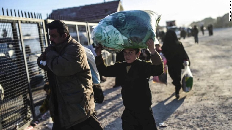 Thousands of Syrians stranded along Turkish border