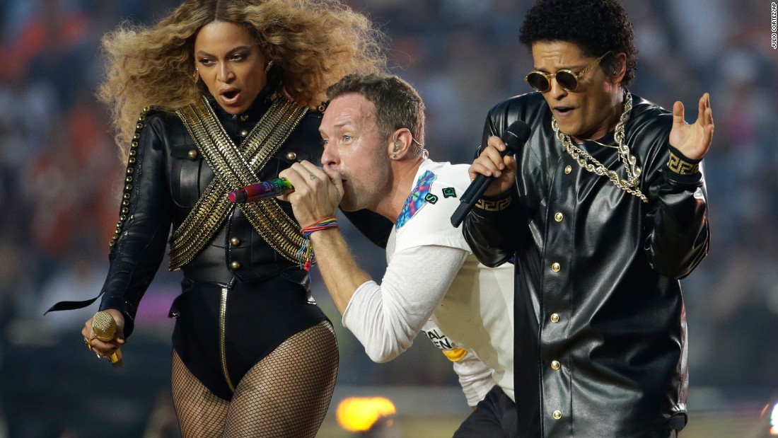 Beyoncé performs with Coldplay&#39;s Chris Martin and singer Bruno Mars during the Super Bowl 50 halftime show on February 7, 2016