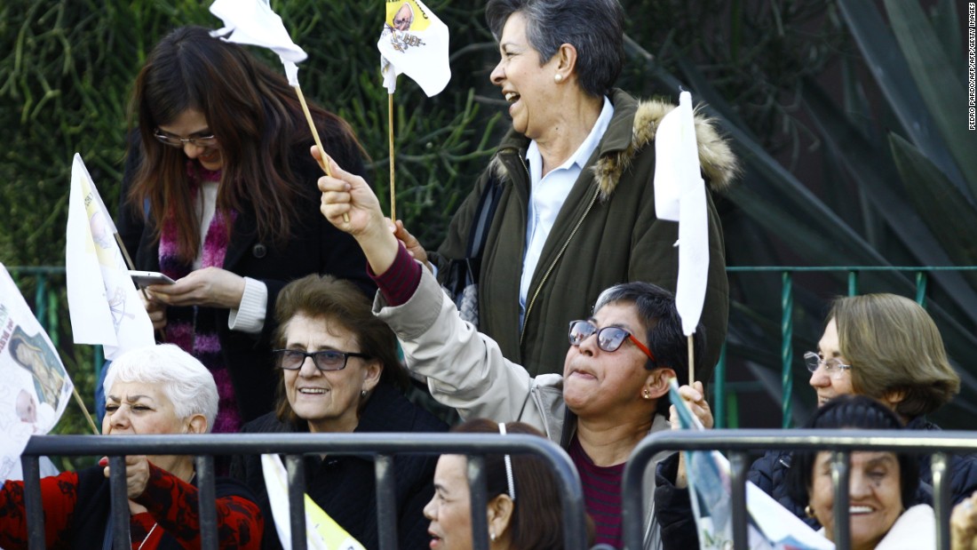 Con cánticos esperan la llegada del papa Francisco en México - CNN Video