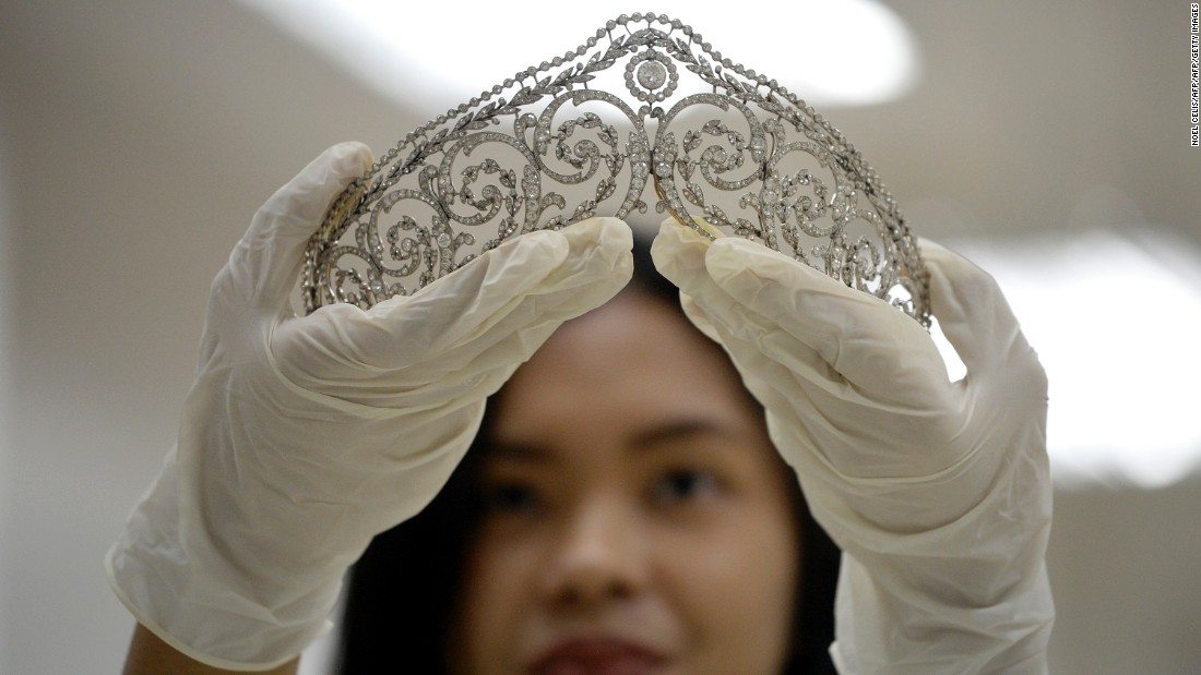 An official shows a piece of jewelery confiscated by the Philippine government from former first lady Imelda Marcos in 1986.