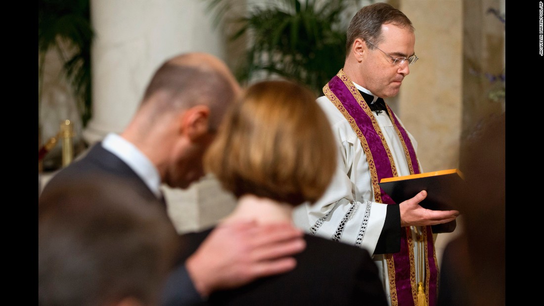 Scalia&#39;s son Paul, a Catholic priest, leads a prayer for his father during the private ceremony at the Supreme Court.