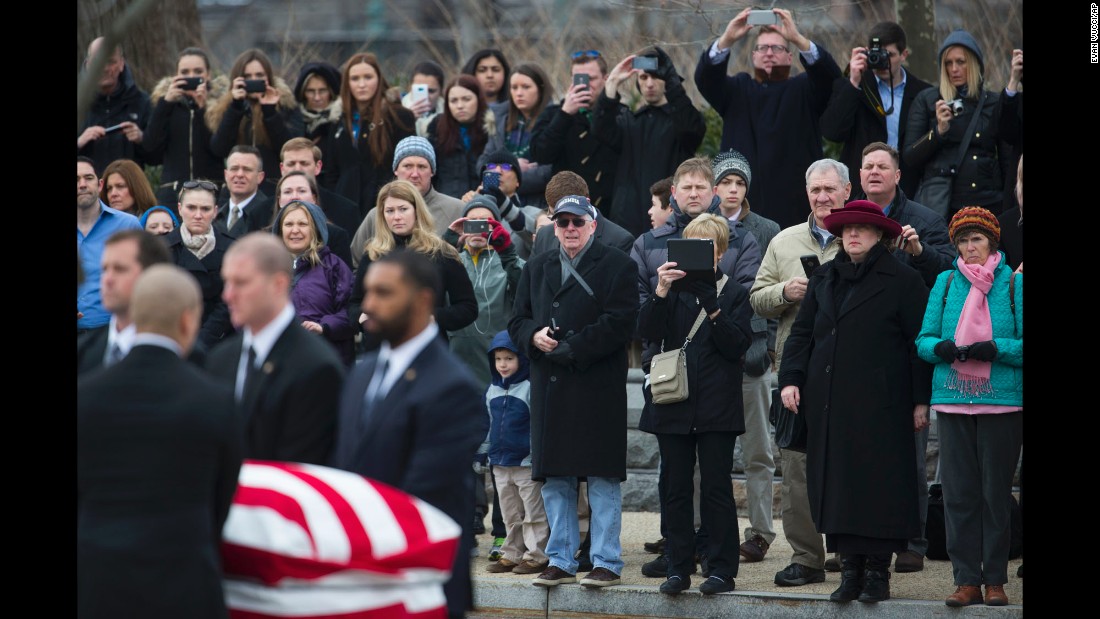 People watch as Scalia&#39;s casket is carried toward the Supreme Court building.