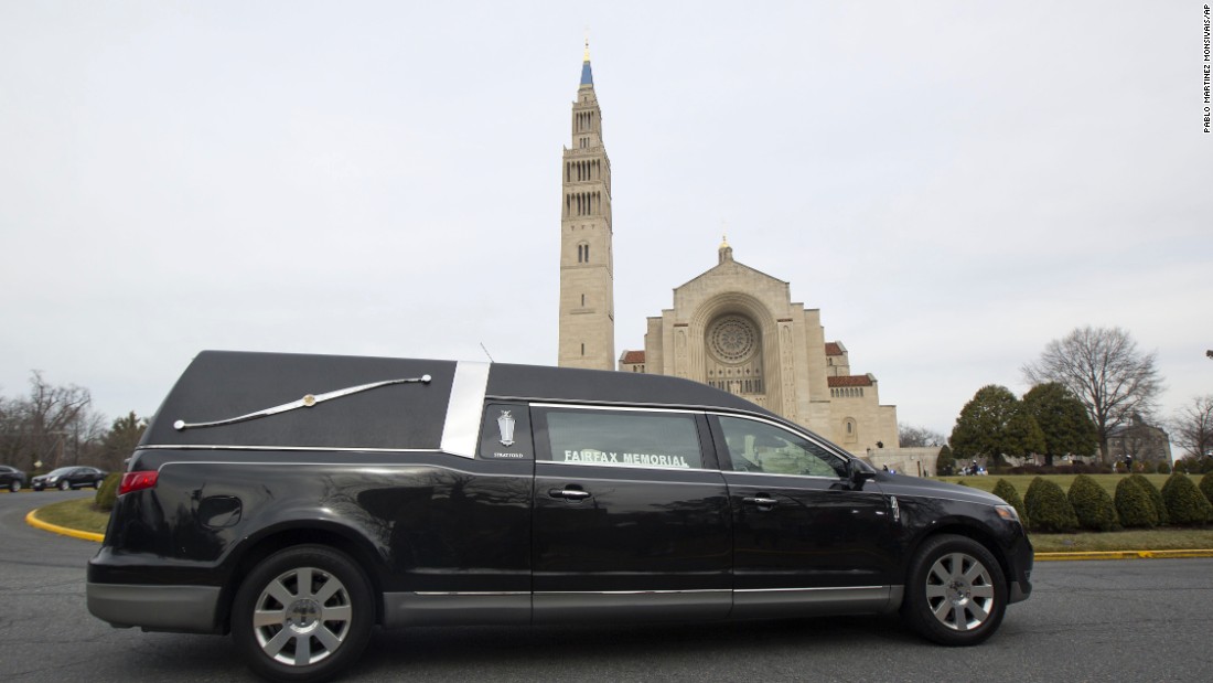 The hearse carrying Scalia&#39;s casket arrives at the Basilica of the National Shrine of the Immaculate Conception in Washington on February 20.