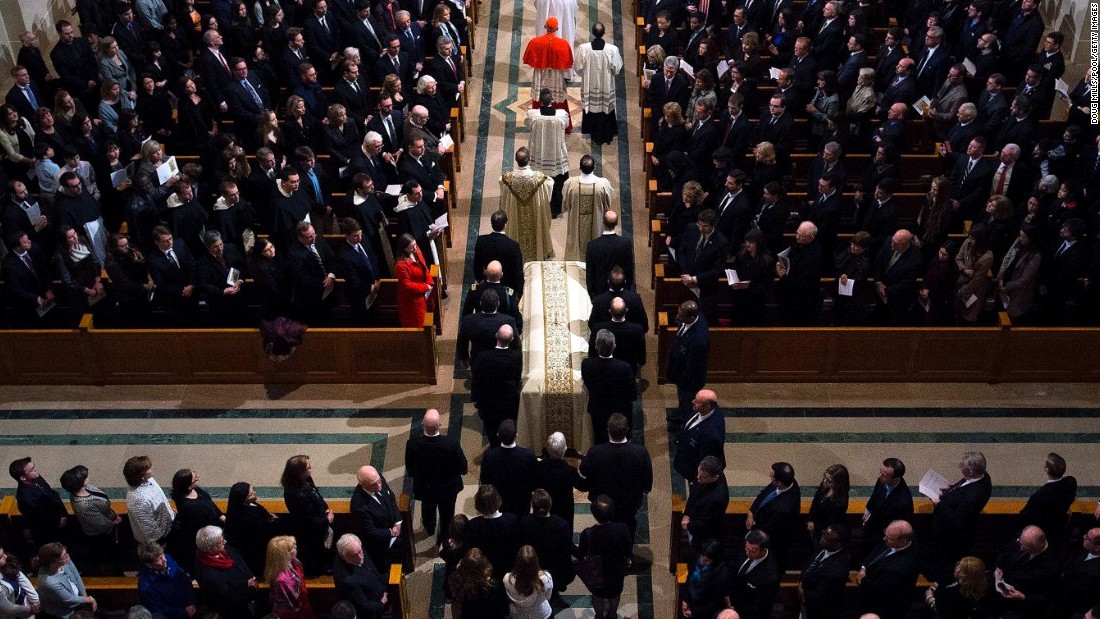 Scalia&#39;s casket is taken into the Basilica of the National Shrine of the Immaculate Conception on February 20 in Washington. 