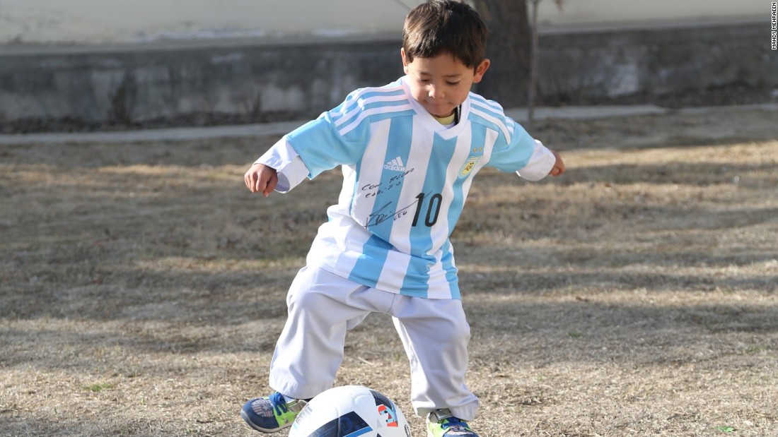 Lionel Messi meets 'plastic shirt' boy 