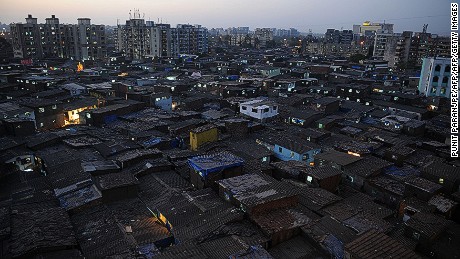 Dusk descends over Dharavi, Asia&#39;s biggest slum, in Mumbai, India.