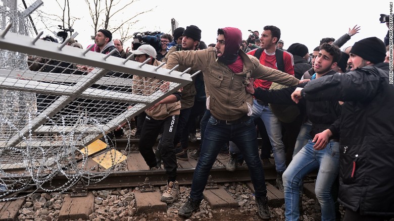 Migrants storm Greek-Macedonian border fence