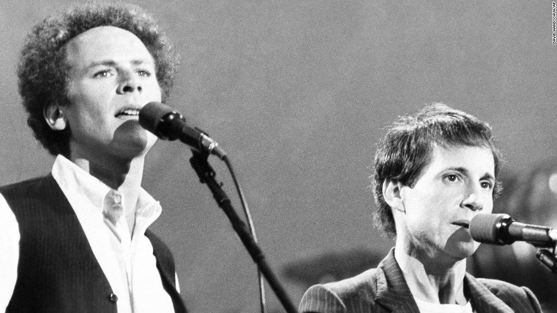 &lt;strong&gt;&#39;60s songbirds reunite:&lt;/strong&gt; About &lt;a href=&quot;http://www.nydailynews.com/entertainment/music/simon-garfunkel-plays-crowd-central-park-1981-article-1.2353782&quot; target=&quot;_blank&quot;&gt;500,000 fans&lt;/a&gt; showed up to watch Paul Simon and Art Garfunkel perform in New York&#39;s Central Park on September 21, 1981. It was the largest crowd to ever attend a free concert there. The duo, known for hits such as &quot;Mrs. Robinson,&quot; hadn&#39;t performed together for a decade.