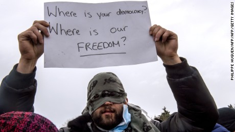 Clashes break amid Calais camp relocation