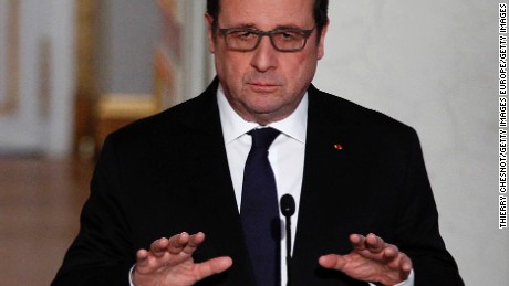 PARIS, FRANCE - MARCH 04:  French President Francois Hollande makes a statement next to German Chancellor Angela Merkel during a press conference at the Elysee Presidential Palace on March 04, 2016 in Paris, France. Angela Merkel is received by Francois Hollande to prepare the EU-Turkey summit on the crisis of migrants on March 07 in Brussels.  (Photo by Thierry Chesnot/Getty Images)