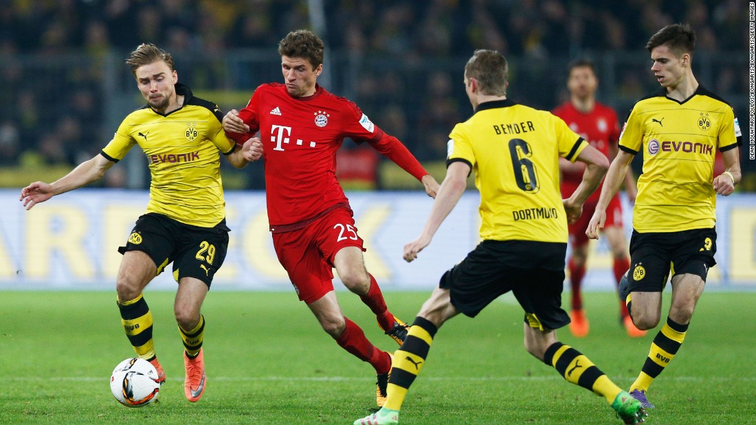 Borrusia Dortmund and Bayern Munich played out a scoreless draw as the Bundesliga&#39;s two top sides met Saturday.