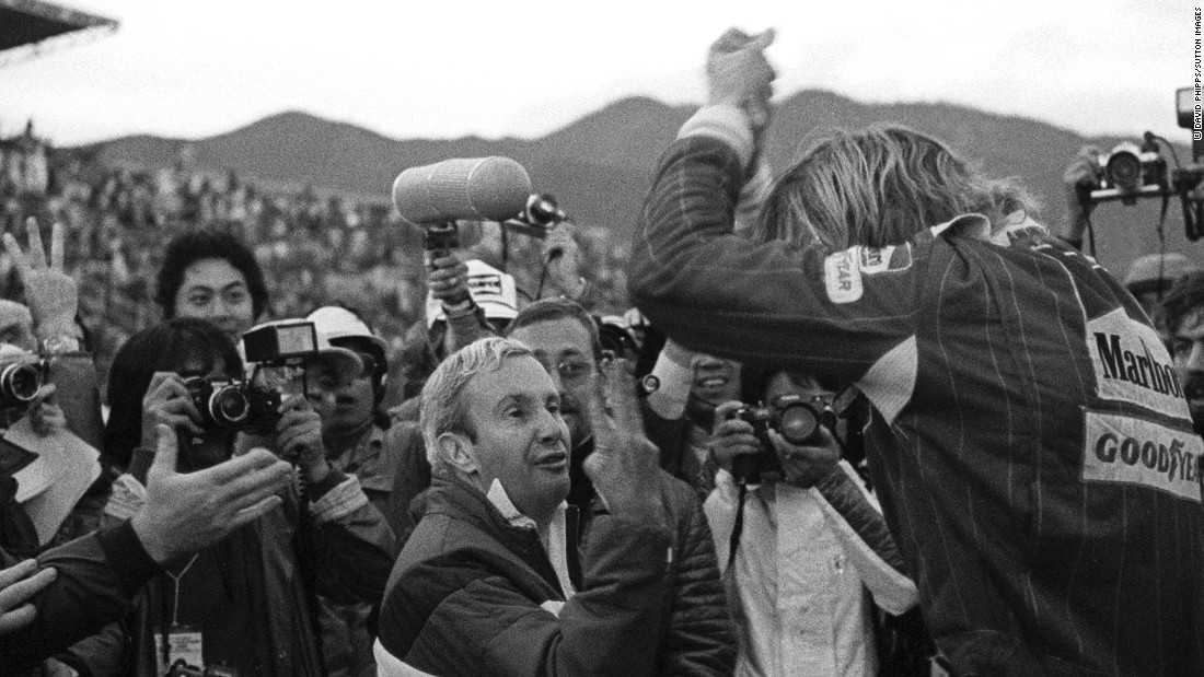 Hunt clinched his one and only F1 drivers&#39; championship in the final race of the season -- the Japanese Grand Prix in Fuji. Here, McLaren team manager Teddy Mayer holds up three fingers to Hunt (right), who is climbing out of his car after the race, to signal he had finished third and clinched the 1976 title.