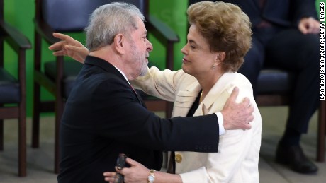 O ex-presidente brasileiro Luis Inácio Lula da Silva (à esquerda) abraça a presidente brasileira Dilma Rousseff. 