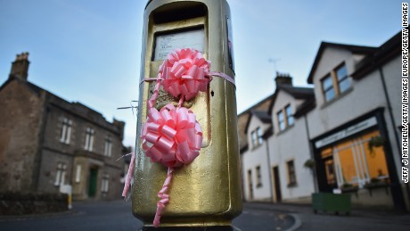 Murray&#39;s gold post box in Dunblane was decorated pink to celebrate him becoming a dad.