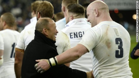 England&#39;s head coach Eddie Jones (L) celebrates with prop Dan Cole after beating France on March 19.