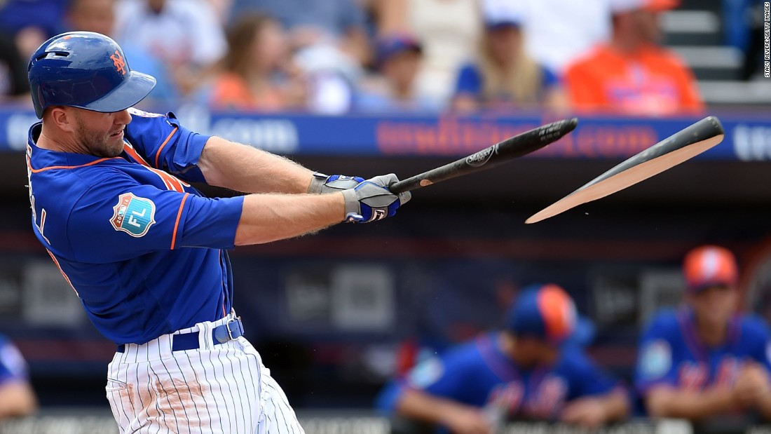 The bat shatters in Eric Campbell&#39;s hands during a New York Mets game in Port St. Lucie, Florida, on March 12.