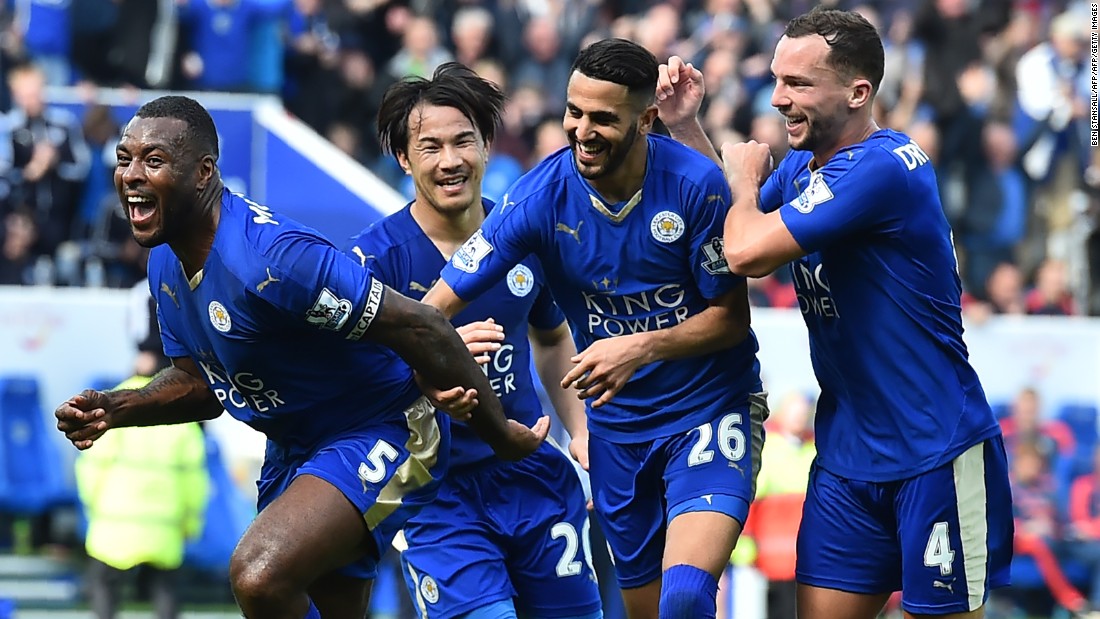 Leicester City&#39;s Wes Morgan (L) celebrates after scoring during his side&#39;s EPL match with Southampton.