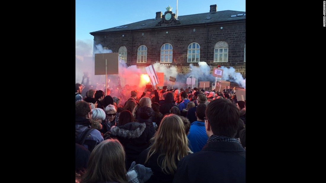 Protesters packed the streets outside Iceland&#39;s parliament Monday, calling for the prime minister&#39;s resignation.