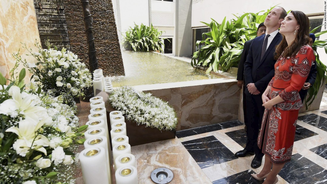 The couple placed a wreath at the martyrs memorial at the Taj Mahal Palace hotel in Mumbai on April 10. 