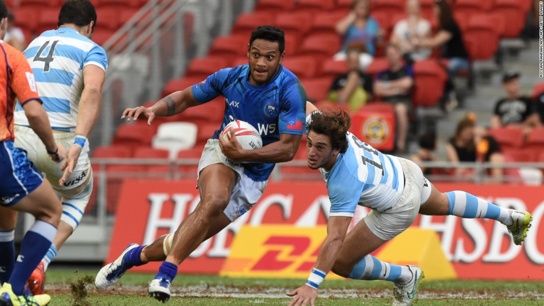 Samoa&#39;s Tomasi Alosio (C) runs past Argentina during their Cup quarter-final match at the Singapore Sevens rugby tournament on April 17, 2016.
