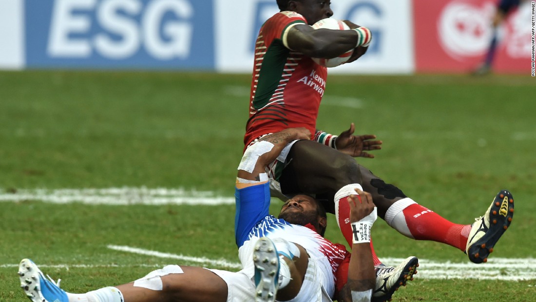 France&#39;s Virimi Vakatawa (bottom) tackles Kenya&#39;s Collins Injera (top) during their cup quarter-final match at the Singapore Sevens rugby tournament on April 17, 2016.