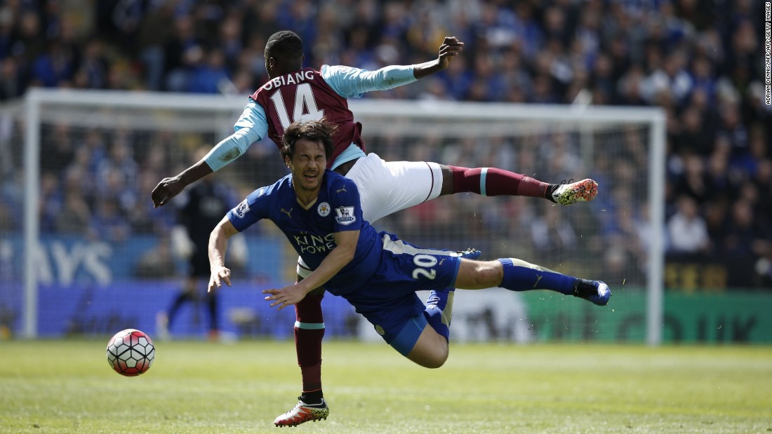 West Ham United&#39;s Spanish midfielder Pedro Obiang (back) and Leicester City&#39;s Japanese striker Shinji Okazaki (front) battle for the ball during the English Premier League football match between Leicester City and West Ham United at King Power Stadium in Leicester.