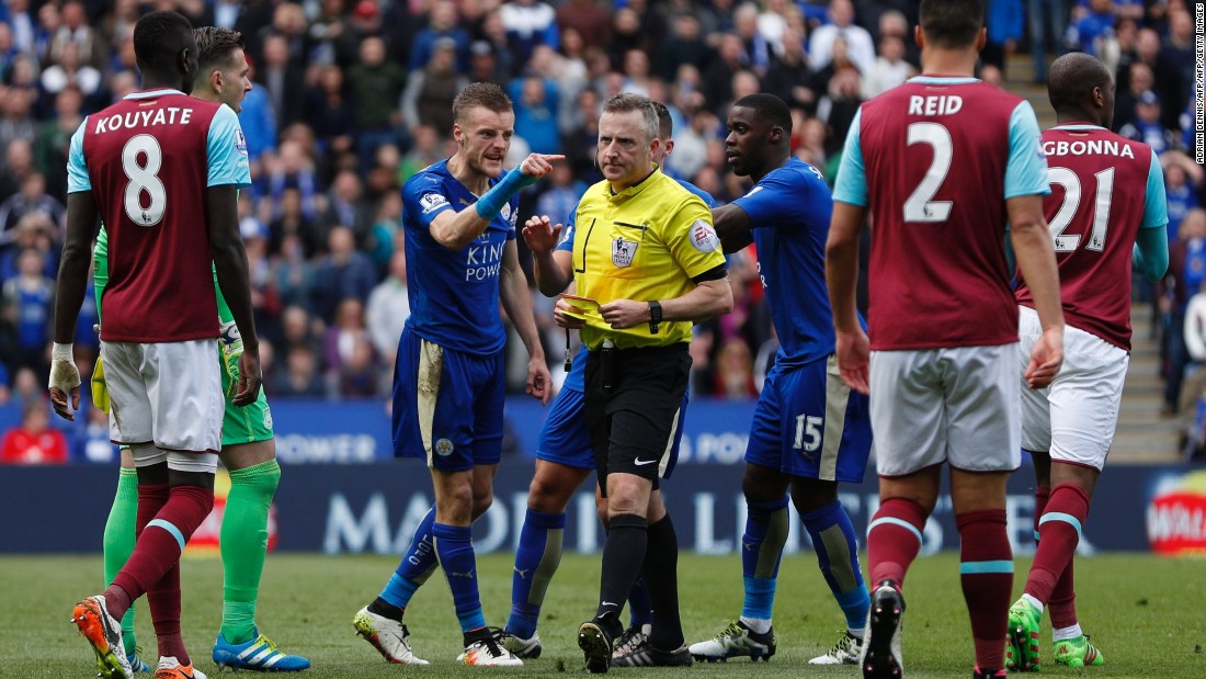 Leicester City&#39;s striker Jamie Vardy (3L) reacts after referee Jonathan Moss (C) showed Vardy his second yellow card for simulation to send him off during the English Premier League football match between Leicester City and West Ham United. Vardy will miss Leicester&#39;s next match. 