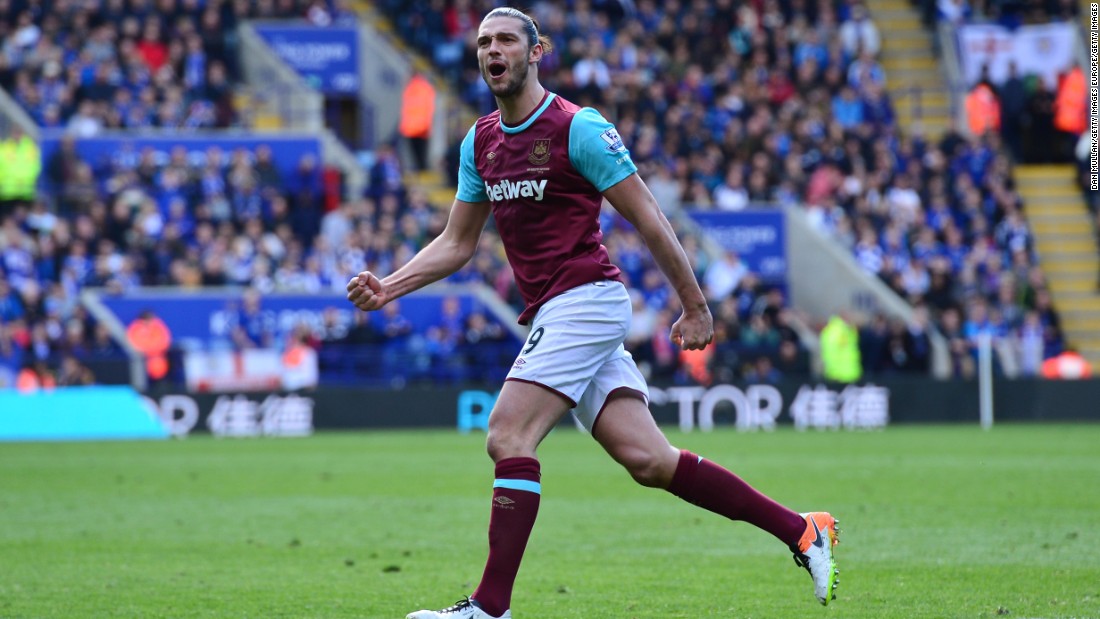  Andy Carroll of West Ham United celebrates after scoring his team&#39;s first goal of the game from the penalty spot during the Premier League match between Leicester City and West Ham United.