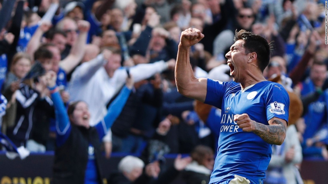 Leicester City&#39;s Argentinian striker Leonardo Ulloa celebrates after scoring their second goal from the penalty spot to equalize 2-2 during the English Premier League football match between Leicester City and West Ham United at King Power Stadium in Leicester.