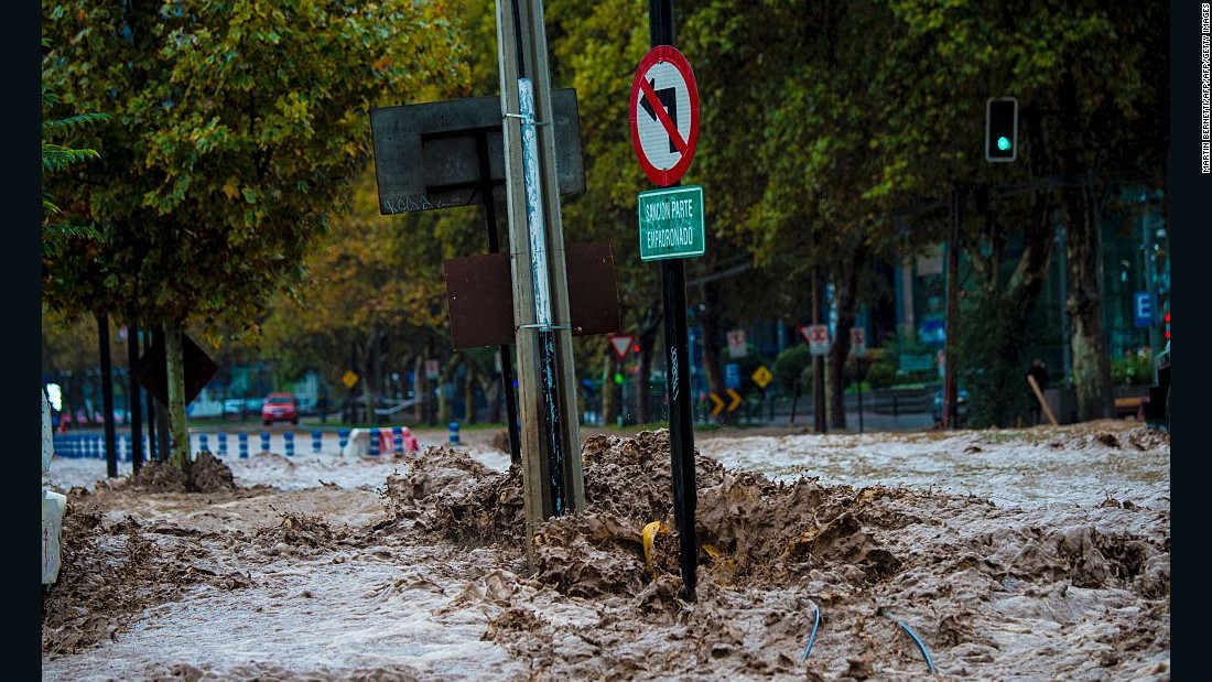 Severas inundaciones en Santiago de Chile por desbordamiento del río