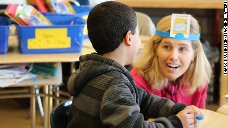 CNN&#39;s Kelly Wallace takes part in a game of Hedbanz during reading instruction at P.S. 94 in the Bronx.