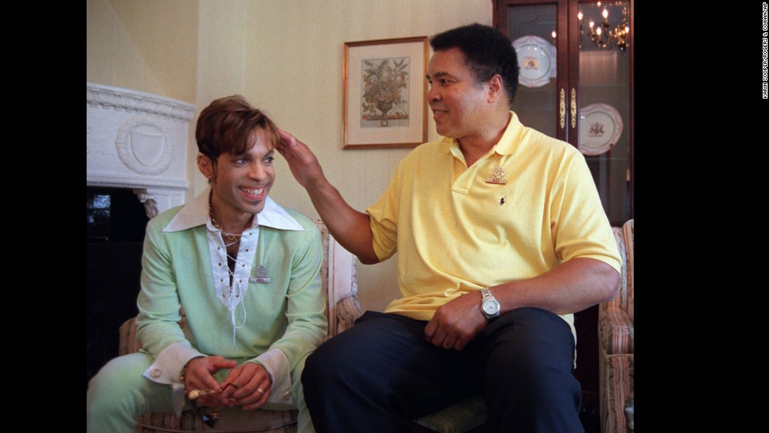 Muhammad Ali pats Prince&#39;s head prior to a news conference where they were to announce plans for a benefit concert in 1997.