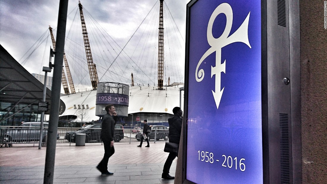 Sign O&#39; the Times: The O2 concert venue in London put tributes to Prince on its screens.