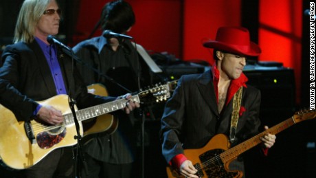 NEW YORK, UNITED STATES:  Inductee Prince performs a song of George Harrison along with Tom Petty after the late Beatle was inducted during the 19th Annual Rock and Roll Hall of Fame Induction Ceremony 15 March 2004 in New York City. AFP PHOTO   Timothy A. CLARY  (Photo credit should read TIMOTHY A. CLARY/AFP/Getty Images)