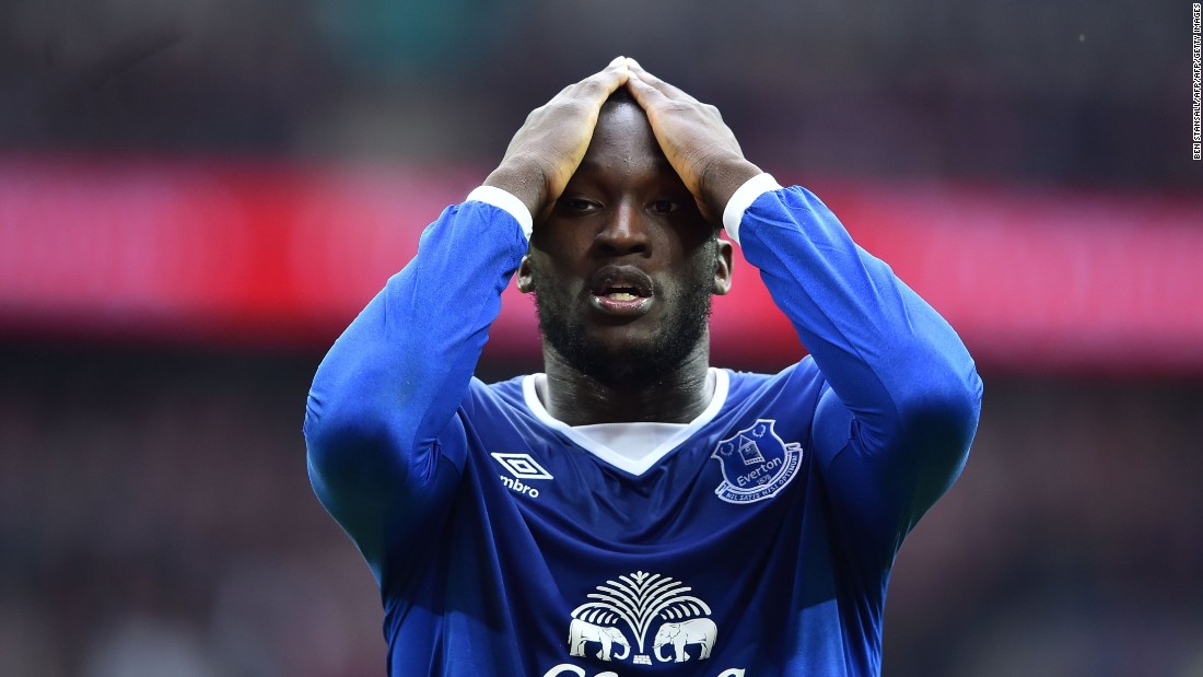 Everton&#39;s Belgian striker, Romelu Lukaku, missed several chances to score, including a penalty that was saved by United keeper, David De Gea.