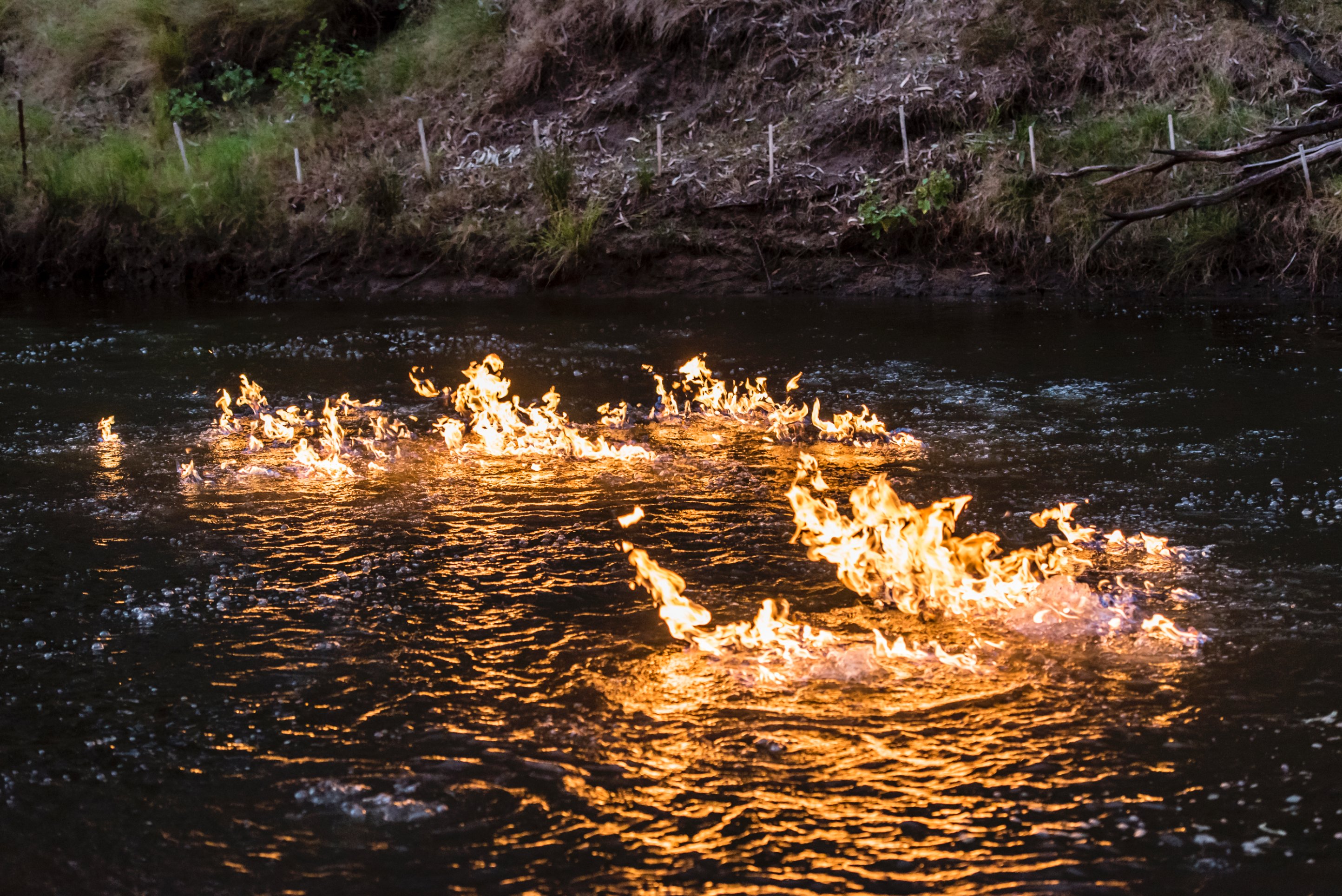 Топливо вода горит. Огонь и вода. Огни на реке. Горящая река. Отражение костра в воде.