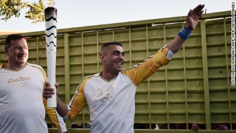Rio 2016: Syrian refugee carries Olympic torch