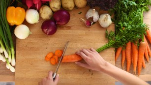 How chopping vegetables changes their nutritional content