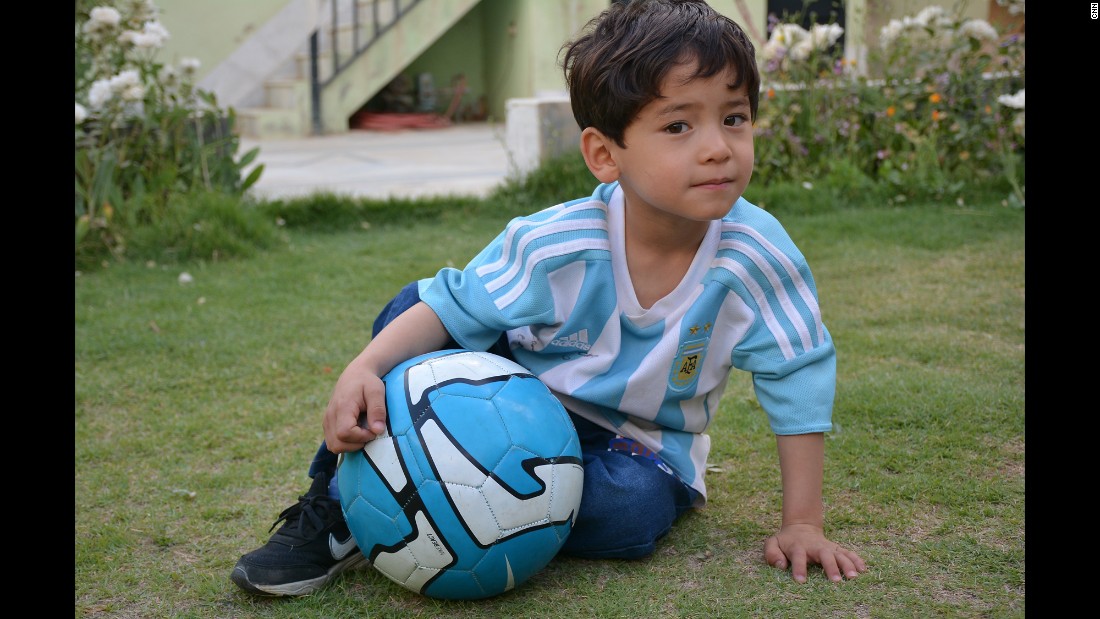 Lionel Messi meets 'plastic shirt' boy 