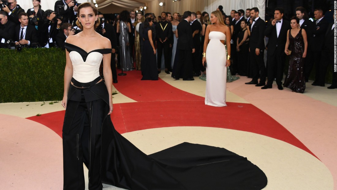 Emma Watson conmociona la alfombra del Met con su vestido - CNN Video