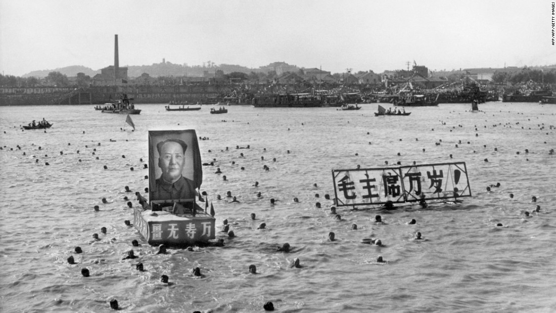 Hundreds of people follow Mao Zedong&#39;s example by swimming in the Yangtze near Wuhan in Hubei province.