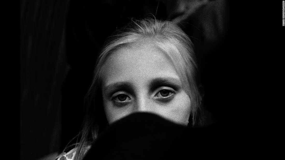 Battaglia&#39;s photos also include young girls and Sicilian women who give her hope.