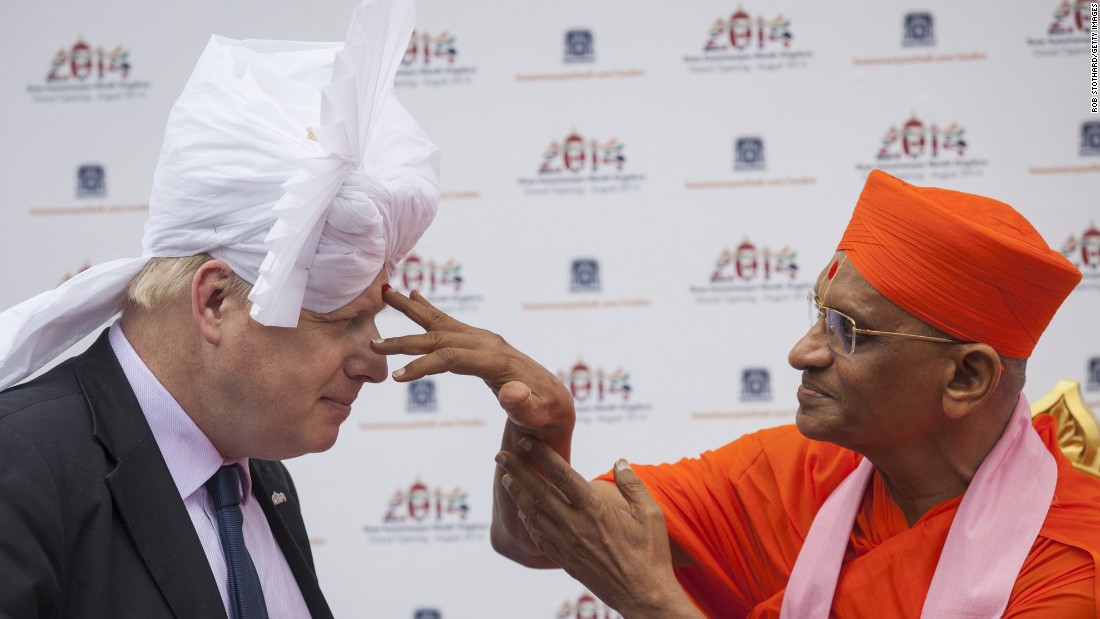 Spiritual leader Acharya Swamishree Maharaj marks a bindi on Johnson&#39;s forehead during a visit to a new Hindu temple in London on May 28, 2014.