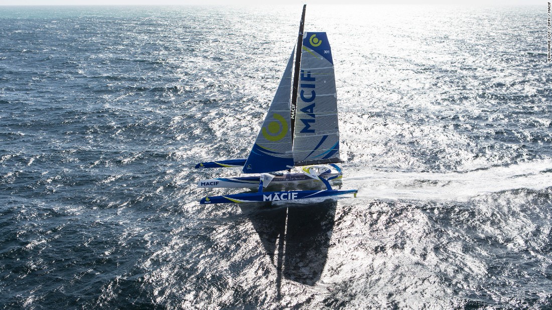 The MACIF trimaran measures 21 meters across and weighs 14.5 tons, while the sails measure 430/650 square meters.