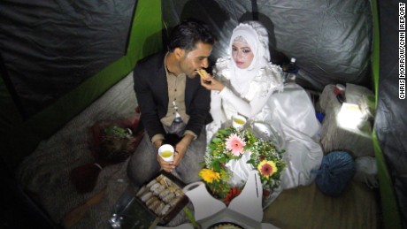 Love without borders: Couple weds at refugee camp