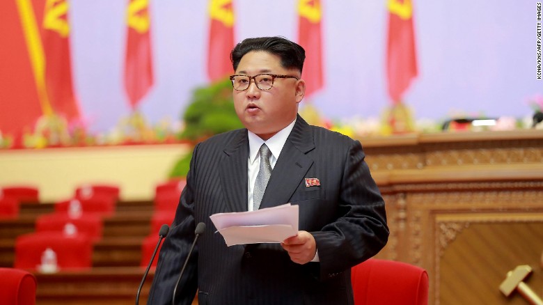 这张照片摄于2016年5月6日，朝鲜官方朝鲜中央新闻社（KCNA）于5月7日发布，显示朝鲜领导人金正恩在第七届工人檔代表大会上致开幕词。