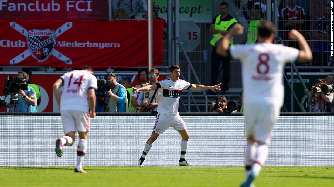 Lewandowski celebrates with teammates.