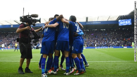  Leicester City players celebrate their team&#39;s first goal against Everton.