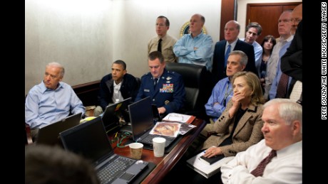  præsident Barack Obama, vicepræsident Joe Biden, udenrigsminister Hillary Clinton og medlemmer af det nationale sikkerhedshold modtager en opdatering om missionen mod Osama bin Laden den 1.maj 2011.